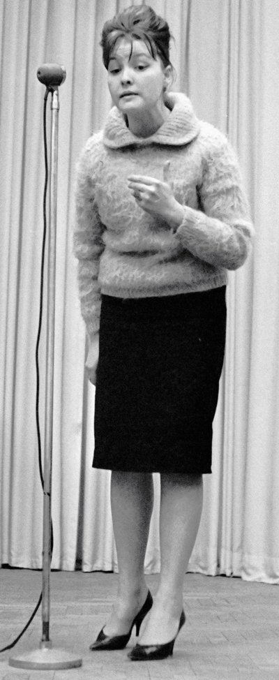 Bella Akhmadulina, rosyjska poetka, lata 60. autorstwa Unbekannt