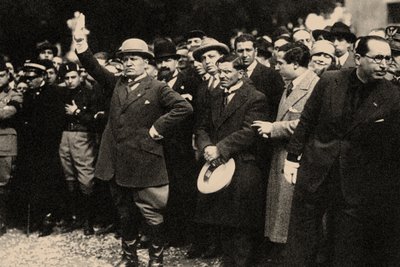 Benito Mussolini, między członkami partii faszystowskiej, wkrótce po Marszu na Rzym. autorstwa Unbekannt