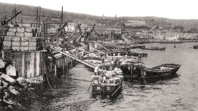Łodzie na rzece Malecon, Valparaiso, Chile, ok. 1900 autorstwa Unbekannt
