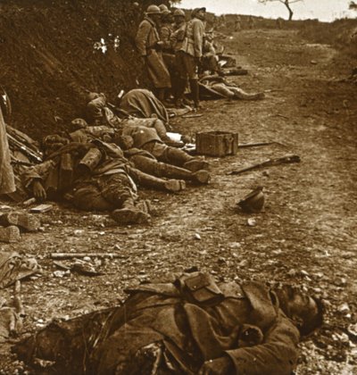 Ciała po zdobyciu Courcelles, północna Francja, 1918 autorstwa Unbekannt