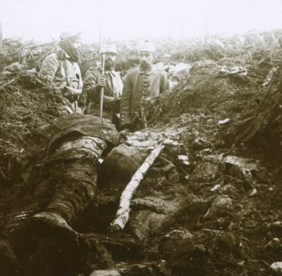 Ciała i więźniowie, Les Éparges, północna Francja, 1915. autorstwa Unbekannt