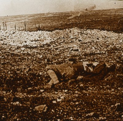 Ciało z ogniem zaporowym w oddali, c1914-c1918 autorstwa Unbekannt
