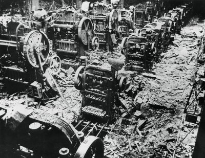 Uszkodzenie bomby w fabryce Renault, Sevres, Paryż, 4 kwietnia 1943 r. autorstwa Unbekannt
