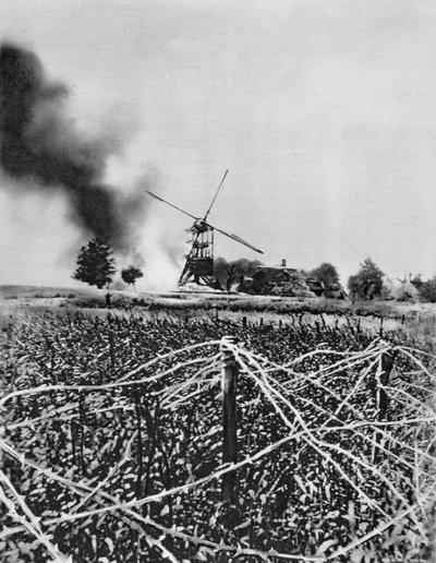 Bombardowanie wiatraka pociskami zapalającymi, Artois, Francja, I wojna światowa, 1915 autorstwa Unbekannt