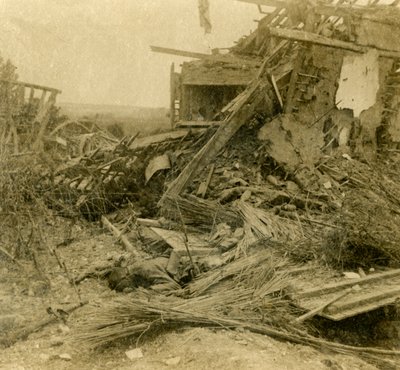 Zbombardowany budynek, na pierwszym planie ciało zabitego żołnierza, 1916 autorstwa Unbekannt
