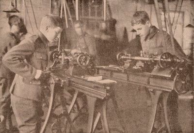 Chłopcy z Bradfield College wykonujący części muszli, Berkshire, c1916 1928 autorstwa Unbekannt