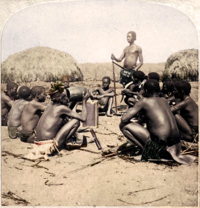 Dzielni z wioski Zulusów z radą, w pobliżu rzeki Umlaloose, Zululand, SA, 1901 autorstwa Unbekannt