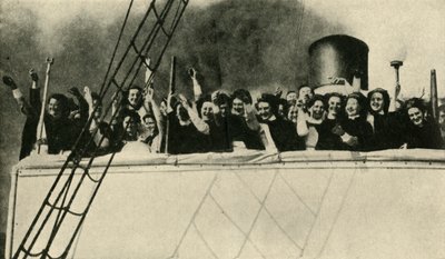 Pielęgniarki Brytyjskiego Czerwonego Krzyża w drodze na front, I wojna światowa, 1914, ok.1920. autorstwa Unbekannt