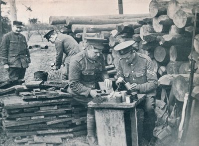 Brytyjscy inżynierowie z Sił Ekspedycyjnych wytwarzający granaty ręczne z puszek po tytoniu, c1914 autorstwa Unbekannt