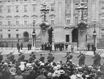 Brytyjscy żołnierze maszerujący obok Pałacu Buckingham, Londyn, sierpień 1914 autorstwa Unbekannt