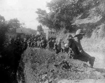 Brytyjscy żołnierze odpoczywający na trasie marszu, między kalsi a Chakratą, Indie, 1917 autorstwa Unbekannt