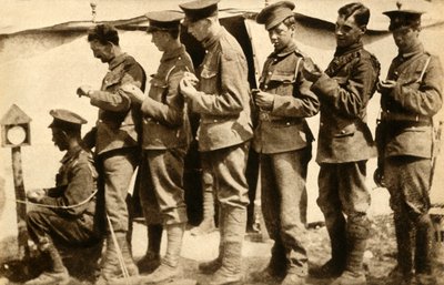 Brytyjscy żołnierze synchronizujący swoje zegarki na linii frontu, I wojna światowa, 1914-1918, 1933. autorstwa Unbekannt