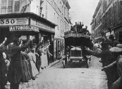 Brytyjscy żołnierze są mile widziani, gdy przybywają furgonetką do francuskiego miasta, 1915 r autorstwa Unbekannt