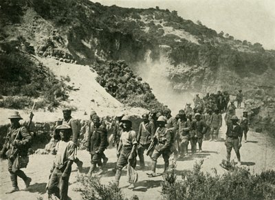 Wojska brytyjskie z jeńcami tureckimi, I wojna światowa, 1915, ok. 1920. autorstwa Unbekannt