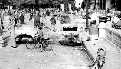 Spalone samochody, Place de la Concorde, wyzwolenie Paryża, sierpień 1944 autorstwa Unbekannt