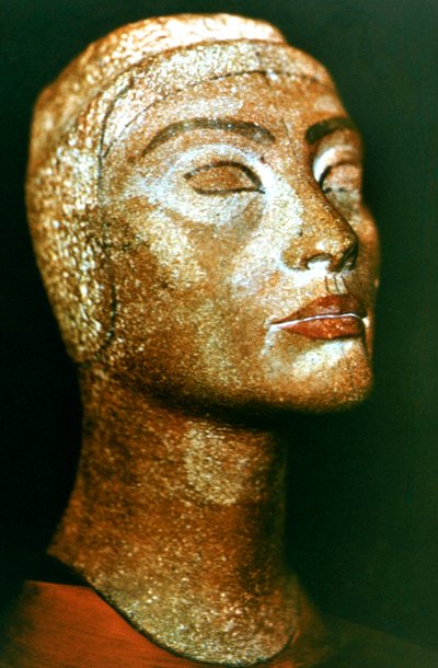 Popiersie Nefertiti, królowej i żony starożytnego egipskiego faraona Echnatona Amenhotepa IV autorstwa Unbekannt