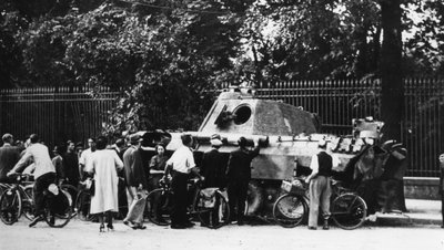Osoby postronne badające opuszczony czołg na Rue de Medicis, wyzwolenie Paryża, sierpień 1944 r. autorstwa Unbekannt