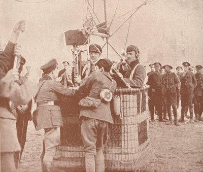 Kanadyjski oficjalny operator i asystent gotowy do wznoszenia się balonem latawca, c1917 1919 autorstwa Unbekannt