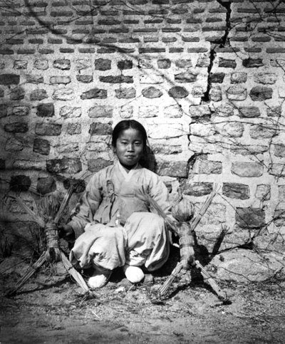 Dziecko siedzące pod ścianą, Korea, ok. 1900 autorstwa Unbekannt