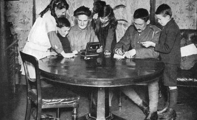 Dzieci opróżniające skarbonki, by zainwestować w obligacje wojenne, 1936 autorstwa Unbekannt