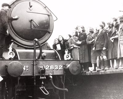 Dzieci patrzące na parowóz, 3 marca 1936 autorstwa Unbekannt