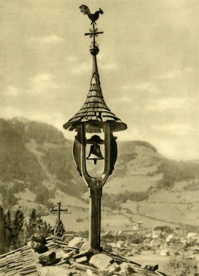 Dzwon kościelny i wiatrowskaz, Kitzbühel, Tyrol, Austria, c1935. autorstwa Unbekannt