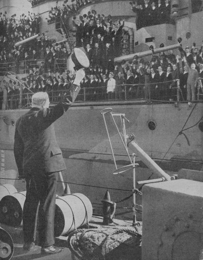 Churchill odpowiada na wiwaty załogi HMS Prince of Wales, 1941 autorstwa Unbekannt