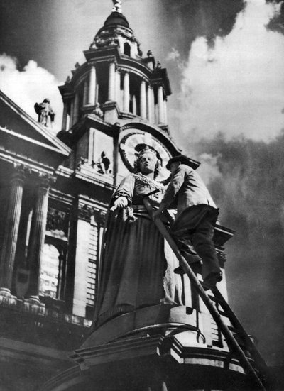 Czyszczenie pomnika królowej Anny w ramach obchodów srebrnego jubileuszu króla Jerzego Vs, 1935 r. autorstwa Unbekannt