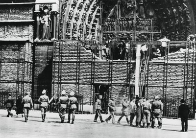 Oczyszczanie worków z piaskiem z fasady katedry Notre Dame, okupowany przez Niemców Paryż, 1940 autorstwa Unbekannt