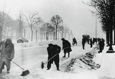 Odśnieżanie na Polach Elizejskich, okupowany przez Niemców Paryż, zima 1941 autorstwa Unbekannt