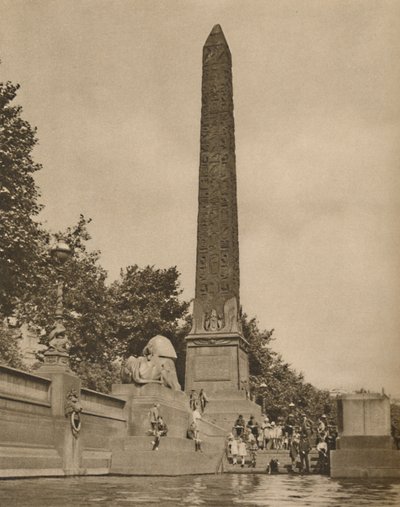 Igła Kleopatry wykuta czternaścieset lat przed narodzinami Kleopatry, c1935. autorstwa Unbekannt