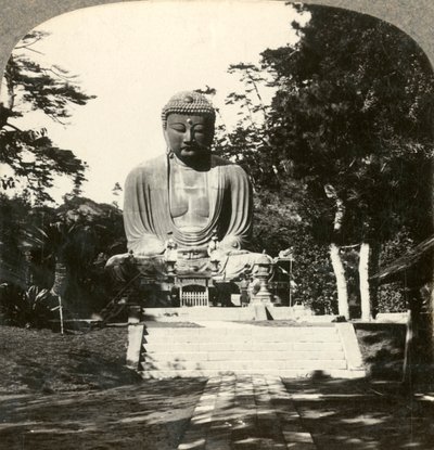 Kolosalny posąg Buddy czczony przez Japończyków w leśnej świątyni, Kamakura, Japonia, ok. 1900. autorstwa Unbekannt