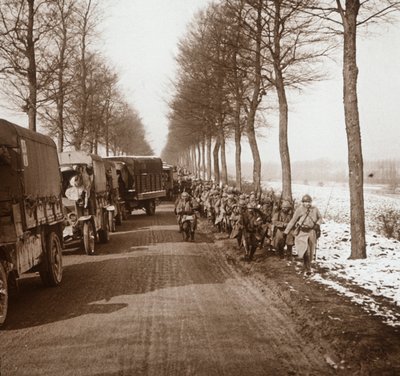 Kolumna ciężarówek i żołnierzy, Somme-Tourbe, północna Francja, c1914-c1918 autorstwa Unbekannt