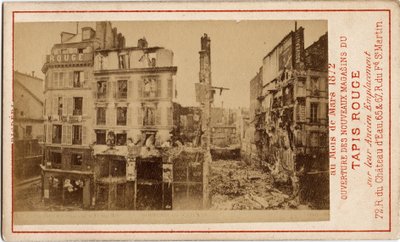 Commune de Paris (1871): otwarcie domów towarowych Carpet Rouge, wizytówka reklamowa przedstawiająca budynek rok wcześniej, zrujnowany w okresie Komuny. Druk na kartonie Wym. 6,3x10 cm autorstwa Unbekannt