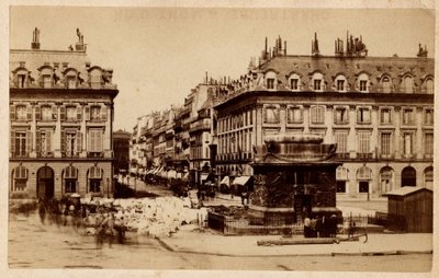 Gmina Paryska (1871) widziana z Placu Vendome ze zniszczoną kolumną. Fotografia. Druk na kartonie Wym. 10,4x6,2 cm autorstwa Unbekannt