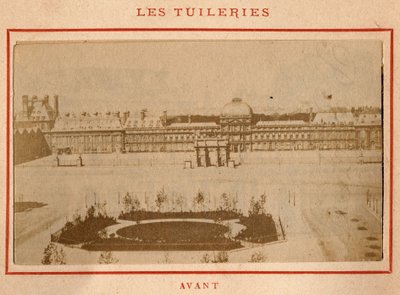 Komuna Paryska (1871): widok Palais des Tuileries w Paryżu przed pożarem w maju 1871. Zdjęcie Pierre Pepetit. Druk na kartonie, wym. 9x5,4 cm autorstwa Unbekannt