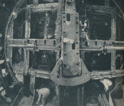 Złożona tarcza wielkiej głowy niszcząca barierę między dwoma krajami, c1935 autorstwa Unbekannt