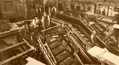 Budowa schodów ruchomych na stacji Bank, Londyn, ok. 1930. autorstwa Unbekannt