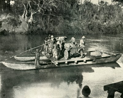 Przenoszenie transportu samochodowego przez rzekę Mbaka, niemiecka Afryka Wschodnia, 1919. autorstwa Unbekannt