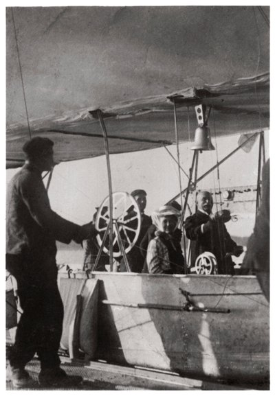 Hrabia Zeppelin z córką w gondoli Zeppelin LZ3, Niemcy, c1906-1908 1933 autorstwa Unbekannt
