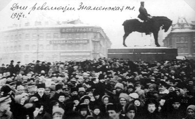 Tłumy na placu Znamenskaya, Piotrogród, Rosja, rewolucja lutowa, 1917 r. autorstwa Unbekannt