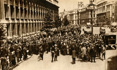 Tłumy czekające przed Downing Street w Londynie na wieści o… wojnie, lipiec 1914, 1933. autorstwa Unbekannt