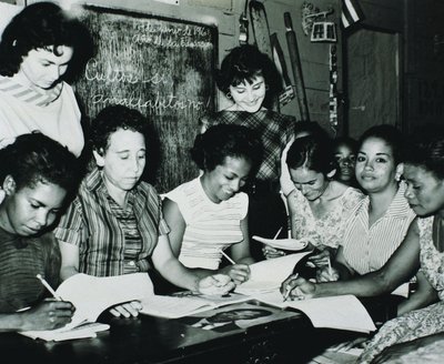 Rewolucja kubańska: kobiety uczestniczące w programach edukacyjnych organizowanych przez kampanię alfabetyzacji Fidela Castro na wsi, wczesne lata 60. (zdjęcie czarno-białe) autorstwa Unbekannt