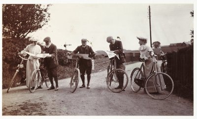 Rowerzyści patrzący na mapy, ok. 1900 autorstwa Unbekannt