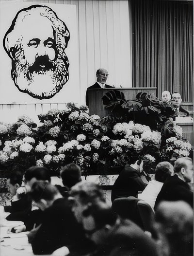 Przewodniczący Rady Państwa NRD Walter Ulbricht na posiedzeniu z okazji 150. urodzin Karola Marksa. Berlińska Sala Kongresowa. 2 maja 1968 autorstwa Unbekannt