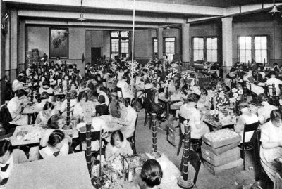 Niepełnosprawne dziewczęta pracujące w Watercress and Flower Girls Christian Mission, Londyn, 1926-1927 autorstwa Unbekannt