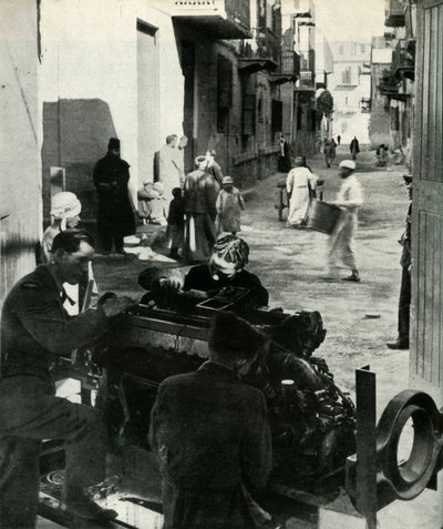 W bocznych uliczkach Kairu rozproszony jest cały mały przemysł...c1942-1943, 1945. autorstwa Unbekannt