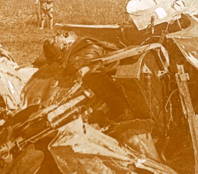 Zestrzelony niemiecki samolot z pilotem, c1914-c1918 autorstwa Unbekannt
