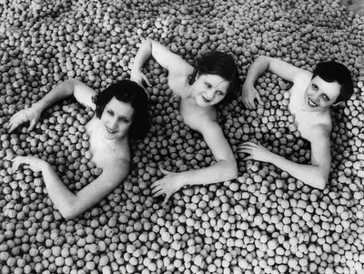 Trzy młode kobiety kąpią się w morzu orzechów włoskich. Ameryka. 1932 autorstwa Unbekannt