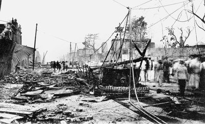 Uszkodzenia w wyniku trzęsienia ziemi i spalony samochód, King Street, Kingston, Jamajka, 1907 autorstwa Unbekannt